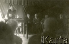Listopad 1943, Tel-Aviv, Palestyna.
Żołnierze 2 Korpusu Polskiego. Wykład decenta Kaczego na kursie administracyjno-prawnym zorganizowanym dla oficerów, podczas wizyty ministra Henryka Strasburgera.
Fot. NN, zbiory Ośrodka KARTA, Pogotowie Archiwalne [PA_033], udostępnił Piotr Balcer