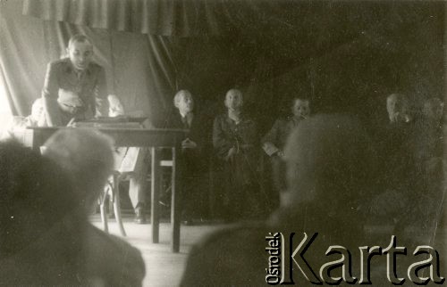 Listopad 1943, Tel-Aviv, Palestyna.
Żołnierze 2 Korpusu Polskiego. Wykład decenta Kaczego na kursie administracyjno-prawnym zorganizowanym dla oficerów, podczas wizyty ministra Henryka Strasburgera.
Fot. NN, zbiory Ośrodka KARTA, Pogotowie Archiwalne [PA_033], udostępnił Piotr Balcer
