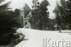Kwiecień 1943, Góra Skopus, Palestyna.
Droga wejściowa do Przytułku Augusta-Wiktoria, szpitala angielskiego dla żołnierzy, między innymi rezerwistów 2 Korpusu Polskiego. 
Fot. NN, zbiory Ośrodka KARTA, Pogotowie Archiwalne [PA_033], przekazał Piotr Balcer