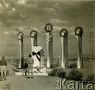 12.05.1947, Quassasain, Egipt.
Na zdjęciu dekoracje na pustyni z okazji rocznicy śmierci Józefa Piłsudskiego wykonane przez weteranów 2 Korpusu Polskiego. Zawieszone na palach flagi w kolorach narodowych z wieńcami.
Fot. NN, zbiory Ośrodka KARTA, Pogotowie Archiwalne [PA_033], przekazał Piotr Balcer