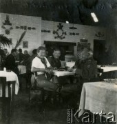 Czerwiec 1947, Quassasin, Egipt.
W kasynie oficerskim weterani 2 Korpusu Polskiego. Pierwszy z lewej generał brygady Wacław Przeździecki, drugi podpułkownik Adam Lipiński.
Fot. NN, zbiory Ośrodka KARTA, Pogotowie Archiwalne [PA_033], przekazał Piotr Balcer