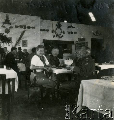 Czerwiec 1947, Quassasin, Egipt.
W kasynie oficerskim weterani 2 Korpusu Polskiego. Pierwszy z lewej generał brygady Wacław Przeździecki, drugi podpułkownik Adam Lipiński.
Fot. NN, zbiory Ośrodka KARTA, Pogotowie Archiwalne [PA_033], przekazał Piotr Balcer
