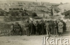 24.12.1943, Jerozolima, Palestyna.
Żołnierze 2 Korpusu Polskiego u podnóża murów starej Jerozolimy.
Fot. NN, zbiory Ośrodka KARTA, Pogotowie Archiwalne [PA_033], udostępnił Piotr Balcer