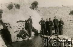 24.12.1943, Jerycho, Palestyna.
Żołnierze 2 Korpusu Polskiego przy legendarnym źródle Elizeusza.
Fot. NN, zbiory Ośrodka KARTA, Pogotowie Archiwalne [PA_033], udostępnił Piotr Balcer