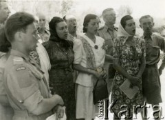 19.06.1945, Palestyna.
Wycieczka chóru jerozolimskiego wzdłuż Jordanu.Drugi z prawej w okularach żołnierz 2 Korpusu Polskiego podpułkownik Adam Lipiński. 
Fot. NN, zbiory Ośrodka KARTA, Pogotowie Archiwalne [PA_033], przekazał Piotr Balcer