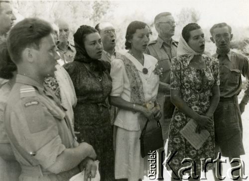 19.06.1945, Palestyna.
Wycieczka chóru jerozolimskiego wzdłuż Jordanu.Drugi z prawej w okularach żołnierz 2 Korpusu Polskiego podpułkownik Adam Lipiński. 
Fot. NN, zbiory Ośrodka KARTA, Pogotowie Archiwalne [PA_033], przekazał Piotr Balcer