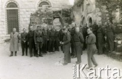 Lata 40., Nazaret, Palestyna.
Żołnierze 2 Korpusu Polskiego przed ruinami starej bazyliki.
Fot. NN, zbiory Ośrodka KARTA, Pogotowie Archiwalne [PA_033], przekazał Piotr Balcer