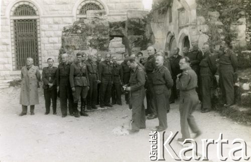 Lata 40., Nazaret, Palestyna.
Żołnierze 2 Korpusu Polskiego przed ruinami starej bazyliki.
Fot. NN, zbiory Ośrodka KARTA, Pogotowie Archiwalne [PA_033], przekazał Piotr Balcer