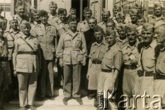 03.10.1943, Tel Aviv, Palestyna.
Oficerowie 2 Korpusu Polskiego biorący udział w kursie administracyjno-prawnym po nabożeństwie z okazji rozpoczęcia nauki. Wśród zgromadzonych podpułkownik Adam Lipiński.
Fot. NN, zbiory Ośrodka KARTA, Pogotowie Archiwalne [PA_033], przekazał Piotr Balcer