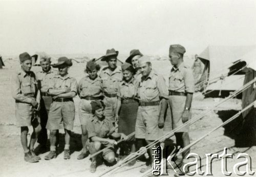 Listopad 1942, Quizil-Ribat, Irak.
2 Korpus Polski. W obozie O.M.Z. Wśród zgromadzonych porucznik Żukrowski, ksiądz kapelan Narcyz Turnlski, podporucznik Furtok, ochotniczka Pietromowa, ochotniczka Cieśla, podporucznik Hermiczek, kapitan Chotościakow, ochotniczka Płusty.
Fot. NN, zbiory Ośrodka KARTA, Pogotowie Archiwalne [PA_033], przekazał Piotr Balcer