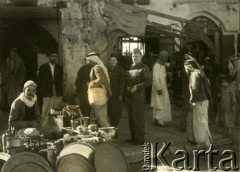 Pażdziernik 1943-1945, Jaffa, Palestyna.
Żołnierze 2 Korpusu Polskiego. Miejscowy targ, na zdjęciu oficer i ochotniczka. 
Fot. NN, zbiory Ośrodka KARTA, Pogotowie Archiwalne [PA_033], przekazał Piotr Balcer