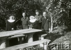 1944-1945, Jerycho, Palestyna.
2 Korpus Polski. W ogrodzie franciszkańskim stoją od lewej: siostra Zdzisława, podpułkownik Rudowicz, siostra Łucja, porucznik Nadolski, Szambelan Waligóra.
Fot. NN, zbiory Ośrodka KARTA, Pogotowie Archiwalne [PA_033], przekazał Piotr Balcer