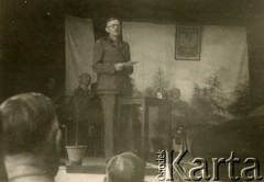 20.04.1944, Tel-Aviv, Palestyna.
2 Korpus Polski. Zakończenie kursu administracyjno-prawnego dla oficerów 2. Korpusu Polskiego, przemawia starszy kursu podpułkownik Adam Lipiński.
Fot. NN, zbiory Ośrodka KARTA, Pogotowie Archiwalne [PA_033], przekazał Piotr Balcer