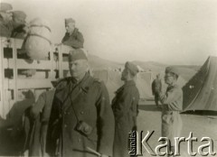 25.11.1942, Khanaquin, Irak.
2 Korpus Polski. Składanie obozu po noclegu w trakcie przejazdu na tereny Palestyny. Na pierwszym planie podpułkownik Adam Lipiński.
Fot. NN, zbiory Ośrodka KARTA, Pogotowie Archiwalne [PA_033], przekazał Piotr Balcer
