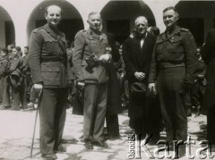 30.03.1945, Jerozolima, Palestyna.
Oczekiwanie na uroczystości Drogi Krzyżowej prowadzonej ulicami miasta, której uczestnikami byli żołnierze 2. Korpusu Polskiego, polscy harcerze ze szkół junackich i młodsze ochotniczki. Na zdjęciu drugi z lewej podpułkownik Adam Lipiński.
Fot. NN, zbiory Ośrodka KARTA, Pogotowie Archiwalne [PA_033], przekazał Piotr Balcer



