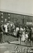 27.05.1948, Penrhos, Anglia, Wielka Brytania..
Święto Bożego Ciała na terenie osiedla polskiego. Uroczystościom przewodniczył ksiądz dziekan Brandys i prałat Karkowski, przy asyście angielskiego duchownego.
Fot. NN, zbiory Ośrodka KARTA, Pogotowie Archiwalne [PA_033], przekazał Piotr Balcer