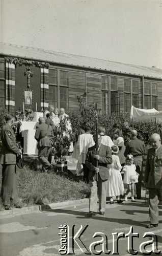 27.05.1948, Penrhos, Anglia, Wielka Brytania..
Święto Bożego Ciała na terenie osiedla polskiego. Uroczystościom przewodniczył ksiądz dziekan Brandys i prałat Karkowski, przy asyście angielskiego duchownego.
Fot. NN, zbiory Ośrodka KARTA, Pogotowie Archiwalne [PA_033], przekazał Piotr Balcer