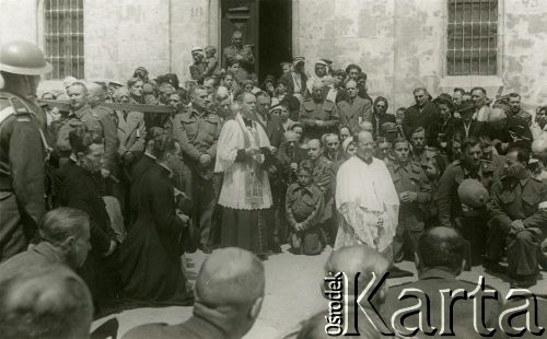 07.04.1944, Jerozolima, Palestyna.
2 Korpus Polski. Uroczystości Drogi Krzyżowej ulicami miasta, w której udział brali żołnierze, ludność cywilna, w tym młodzież i dzieci uczące się polskich szkołach na terenie Palestyny.
Fot. NN, zbiory Ośrodka KARTA, Pogotowie Archiwalne [PA_033], przekazał Piotr Balcer