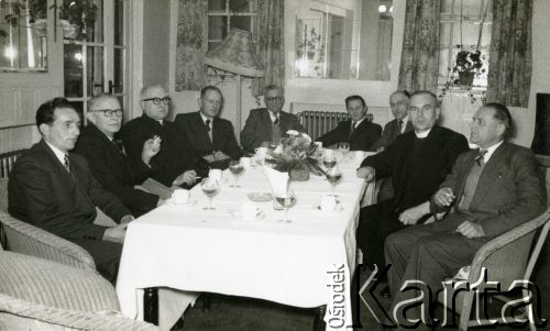 18.11.1956, Lincoln, Wielka Brytania.
Wizytacja miejscowego ośrodka duszpasterstwa przez Wikariusza Generalnego dla Polaków w Anglii i Walii księdza prałata Staniszewskiego. Od lewej siedzą panowie: Orlik, Lipiński, ksiądz prałat Staniszewski, Siecicki, Kmieć, Sobczyk, Tymiński, ksiądz Pasternak, Czepukojć.
Fot. NN, zbiory Ośrodka KARTA, Pogotowie Archiwalne [PA_033], przekazał Piotr Balcer