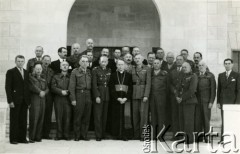 10.04.1944, Jerozolima, Palestyna.
Żołnierze 2 Korpusu Polskiego. W drugi dzień świąt wielkanocnych na ołtarzu Matki Boskiej Bolesnej żołnierze złożyli wotum w Bazylice Grobu Chrystusa. Zdjęcie wykonano po uroczystościach i wspólnym śniadaniu przed Domem Polskim. Z lewej strony duchownego generał brygady Wacław Przeździecki, z prawej podpułkownik Adam Lipiński. W ostatnim rzędzie, górujący nad innymi porucznik Nadolski.  
Fot. NN, zbiory Ośrodka KARTA, Pogotowie Archiwalne [PA_033], przekazał Piotr Balcer