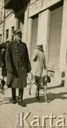 1929, Radom, Polska.
Adam Lipiński, oficer 72 Pułku Piechoty, w drodze do domu.
Fot. NN, zbiory Ośrodka KARTA, Pogotowie Archiwalne [PA_033], przekazał Piotr Balcer