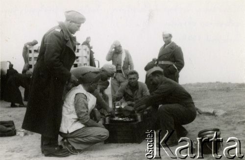 Listopad 1942, Irak.
Żołnierze 2 Korpusu Polskiego w czasie postoju na pustyni i przerwy na obiad w drodze do Palestyny. 
Fot. NN, zbiory Ośrodka KARTA, Pogotowie Archiwalne [PA_033], przekazał Piotr Balcer