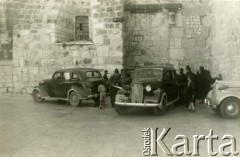 06.01.1944, Betlejem, Palestyna.
2 Korpus Polski. Zdjęcie wykonane przed wejściem do Bazyliki Narodzenia Pańskiego.
Fot. NN, zbiory Ośrodka KARTA, Pogotowie Archiwalne [PA_033], przekazał Piotr Balcer