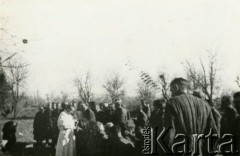 Kwiecień 1942, Szachryziabs, Uzbekistan, ZSRR.
Polskie Siły Zbrojne w ZSRR. Komunia wielkanocna w obozie. Żołnierze ubrani w watowe kurtki, czapki uszanki. Wśród uczestniczących jest podpułkownik Adam Lipiński, jeden z niewielu oficerów ocalałych z obozu w Starobielsku.
Fot. NN, zbiory Ośrodka KARTA, Pogotowie Archiwalne [PA_033], przekazał Piotr Balcer