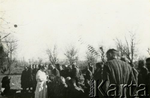 Kwiecień 1942, Szachryziabs, Uzbekistan, ZSRR.
Polskie Siły Zbrojne w ZSRR. Komunia wielkanocna w obozie. Żołnierze ubrani w watowe kurtki, czapki uszanki. Wśród uczestniczących jest podpułkownik Adam Lipiński, jeden z niewielu oficerów ocalałych z obozu w Starobielsku.
Fot. NN, zbiory Ośrodka KARTA, Pogotowie Archiwalne [PA_033], przekazał Piotr Balcer