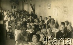 Lipiec 1927, Ciechocinek, Polska.
Kuracjusze sanatorium wojskowego w jadłodalni.
Fot. NN, zbiory Ośrodka KARTA, Pogotowie Archiwalne [PA_033], przekazał Piotr Balcer