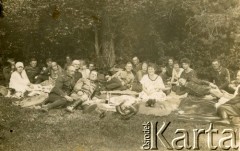 1923, Zamość, Polska.
Żołnierze 9 Pułku Piechoty Legionów wraz z rodzinami na wycieczce.
Fot. NN, zbiory Ośrodka KARTA, Pogotowie Archiwalne [PA_033], przekazał Piotr Balcer
