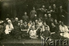 1923, Zamość, Polska.
Rodziny i żołnierze 9 Pułku Piechoty Legionów na wycieczce. Czwarta z lewej, w jasnej sukience Antonina Lipińska.
Fot. NN, zbiory Ośrodka KARTA, Pogotowie Archiwalne [PA_033], przekazał Piotr Balcer