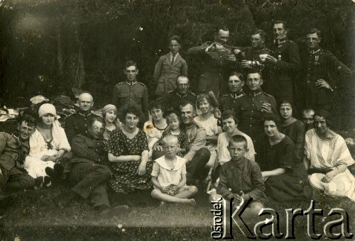 1923, Zamość, Polska.
Rodziny i żołnierze 9 Pułku Piechoty Legionów na wycieczce. Czwarta z lewej, w jasnej sukience Antonina Lipińska.
Fot. NN, zbiory Ośrodka KARTA, Pogotowie Archiwalne [PA_033], przekazał Piotr Balcer