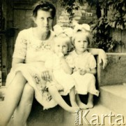 1945-1949, Stare Bojanowo, pow. Kościan, woj. poznańskie, Polska.
Zofia Ossowicz, córka Antoniny i Adama Lipińskich, z córkami: Basią i Kasią.
Fot. NN, zbiory Ośrodka KARTA, Pogotowie Archiwalne [PA_033], udostępnił Piotr Balcer