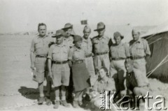 Listopad 1942, Quizil-Ribat, Irak.
Żołnierze armii Andersa, w obozie O.M.Z. Plutonowy Drabowicz, podporucznik Humierok, major Krajewski, kapitan Dubowski, podporucznik Pryjkowski, podporucznik Furtok, ochotniczka Płusty, kapitan Chotościakow.
Fot. NN, zbiory Ośrodka KARTA, Pogotowie Archiwalne [PA_033], udostępnił Piotr Balcer