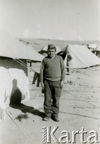 Listopad 1942, Khanaquin, Irak.
Pocztowy namiotu oficerskiego w armii Andersa. 
Fot. NN, zbiory Ośrodka KARTA, Pogotowie Archiwalne [PA_033], przekazał Piotr Balcer