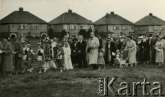 23.06.1957, Lincoln, Wielka Brytania.
Środowisko Polonii brytyjskiej. Procesja na Boże Ciało. Za obrazem, w jasnym płaszczu Adam Lipiński.
Fot. NN, zbiory Ośrodka KARTA, Pogotowie Archiwalne [PA_033], przekazał Piotr Balcer