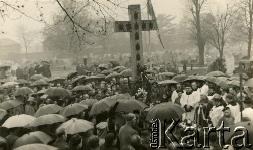 Listopad 1952, Newark, Wielka Brytania.
Środowisko Polonii brytyjskiej. Święto Zmarłych celebrowane przez księdza infułata Michalskiego. Uroczystości odbywają się na polskim cmentarzu, miejscu pochówku lotników polskich,  generała Władysława Sikorskiego [do czasu przeniesienia jego szczątków na Wawel] i prezydentów Polski na emigracji.
Fot. NN, zbiory Ośrodka KARTA, Pogotowie Archiwalne [PA_033], przekazał Piotr Balcer