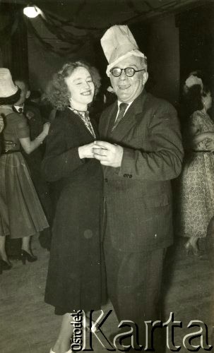 1956, Wielka Brytania.
Środowisko Polonii brytyjskiej. Państwo Kmić na zabawie.
Fot. NN, zbiory Ośrodka KARTA, Pogotowie Archiwalne [PA_033], przekazał Piotr Balcer