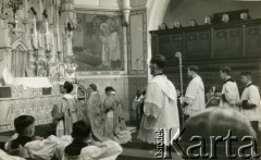 Lipiec 1956, Wielka Brytania.
Środowisko Polonii brytyjskiej. Liturgia bierzmowania.
Fot. NN, zbiory Ośrodka KARTA, Pogotowie Archiwalne [PA_033], przekazał Piotr Balcer