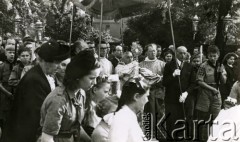 Czerwiec 1949, Londyn, Wielka Brytania.
Polonia brytyjska. Święto Bożego Ciała na terenie Clapham College.
Fot. NN, zbiory Ośrodka KARTA, Pogotowie Archiwalne [PA_033], przekazał Piotr Balcer