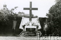 Czerwiec 1949, Londyn, Wielka Brytania.
Polonia brytyjska. Ołtarz ze święta Bożego Ciała na terenie Clapham College.
Fot. NN, zbiory Ośrodka KARTA, Pogotowie Archiwalne [PA_033], przekazał Piotr Balcer