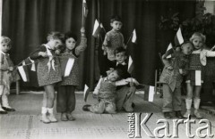 1945, Jerozolima, Palestyna.
Diaspora Polska. na Bliskim Wschodzie. Przedszkolaki siostry Łucji w czasie przedstawienia.
Fot. NN, zbiory Ośrodka KARTA, Pogotowie Archiwalne [PA_033], przekazał Piotr Balcer