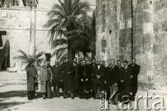 08.12.1945, Jerozolima, Palestyna.
Wśród zebranych weterani 2 Korpusu Polskiego, m.in.podpułkownik Adam Lipiński, uczestnik pierwszej wojny światowej i wojny polsko-bolszewickiej. Pośrodku ksiądz Stefan Pietruszka. Adam Lipiński powrócił do kraju dopiero w latach sześćdziesiątych, do tego czasu pozostając w Anglii, gdzie pracował jako ogrodnik, stolarz, malując obrazy i działając społecznie wśród Polonii.
Fot. NN, zbiory Ośrodka KARTA, Pogotowie Archiwalne [PA_033], udostępnił Piotr Balcer