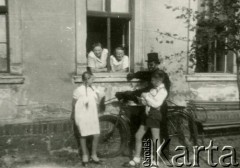 1948-1949, Śmigiel, pow. Kościan, woj. poznańskie, Polska.
Obok kominiarza Alfred i Basia Ciecińscy, w oknach Jutta Małek z domu Ciecińska i jej siostra Edyta.
Fot. NN, zbiory Ośrodka KARTA, Pogotowie Archiwalne [PA_033], przekazał Piotr Balcer