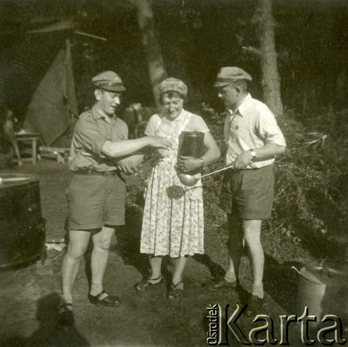 1959, Jezierzyce, pow. Kościan, woj. poznańskie, Polska.
Stanica Związku Harcerstwa Polskiego. Z prawej strony Leszek Balcer, dalej Wanda Strączyńska, nauczycielka ze Starego Bojanowa i Stefan Czerwiński, nauczyciel w Czaczach.
Fot. NN, zbiory Ośrodka KARTA, Pogotowie Archiwalne [PA_033], przekazał Piotr Balcer