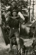 1957, Cichów, pow. Gostyń, woj. poznańskie, Polska.
Obóz Związku Harcerstwa Polskiego, klęczy Leszek Balcer, wyżej Mieczysław Beszterda i komendant hufca w Kościanie Henryk Strzelczyk.
Fot. NN, zbiory Ośrodka KARTA, Pogotowie Archiwalne [PA_033], przekazał Piotr Balcer