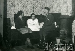 Lata 30., Śmigiel, pow. Kościan, woj. poznańskie, Polska.
Na zdjęciu chora Jutta Ciecińska, obok Edyta Ciecińska i jej narzeczony Stanisław Szczepaniak, żołnierz 7 Pułku Strzelców Konnych Wielkopolskich. Zdemobilizowany po Kampanii Wrześniowej wrócił do rodzinnej Krępy skąd wywieziony został przez Niemców do obozu koncentracyjnego, poczatkowo Flossenburg, potem Dachau. Zamordowany prawdopodobnie w 1944 roku.
Fot. NN, zbiory Ośrodka KARTA, Pogotowie Archiwalne [PA_033], przekazał Piotr Balcer
