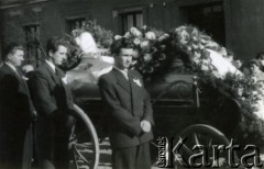 1957, Śmigiel, pow. Kościan, woj. poznańskie, Polska.
Pogrzeb Wiesława Balcera. Przy trumnie koledzy zmarłego. Na przodzie Marian Błaszek, pierwszy z lewej Zenon Hampel.
Fot. NN, zbiory Ośrodka KARTA, Pogotowie Archiwalne [PA_033], przekazał Piotr Balcer