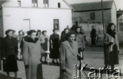 1957, Śmigiel, pow. Kościan, woj. poznańskie, Polska.
Pogrzeb Wiesława Balcera.Na zdjęciu kobiety niosące świece gromnicze.
Fot. NN, zbiory Ośrodka KARTA, Pogotowie Archiwalne [PA_033], przekazał Piotr Balcer